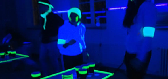 Becher Pong spielen unter Schwarzlicht