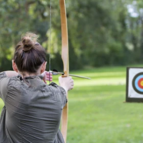 Frau beim Bogenschießen