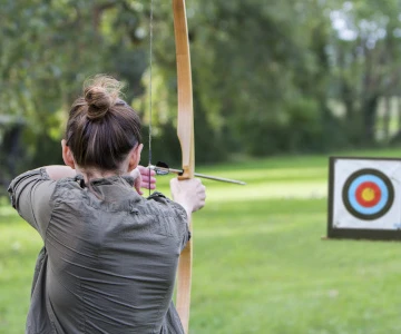 Frau beim Bogenschießen