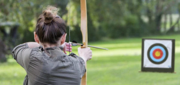 Frau beim Bogenschießen