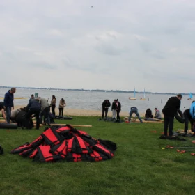 Gruppe beim Bau von Flößen, zentral ein Haufen Schwimmwesten