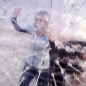 Frau in Zorbing Kugel