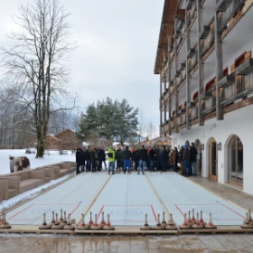 Leute vor zwei Eisstockbahnen