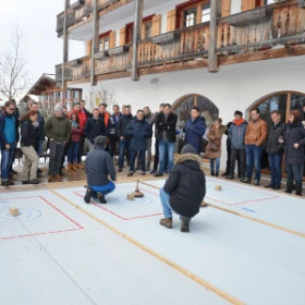 Gruppe beim Eisstockschießen