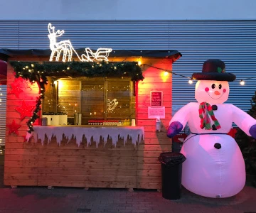 Weihnachtsmarkthütte mit leuchtendem Schneemann