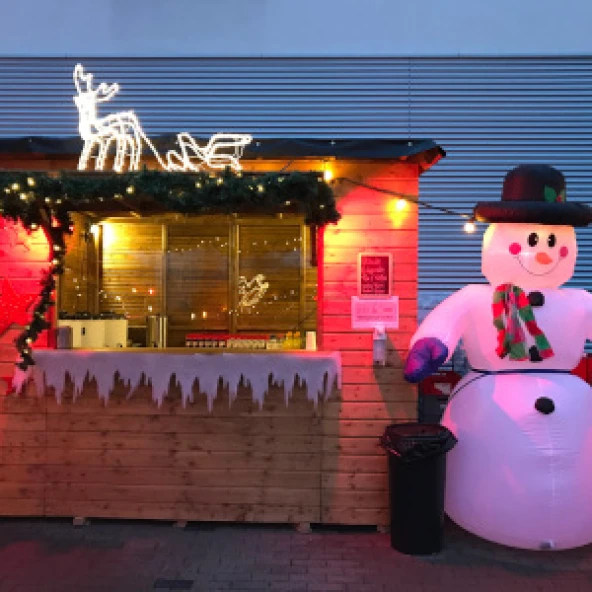 Weihnachtsmarkthütte mit leuchtendem Schneemann