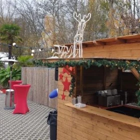 festlich geschmückte Weihnachtsmarkthütte