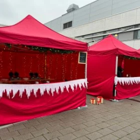 rote Pavillons mit Eiszapfengirlanden