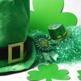 grüner Filzhut und Kleeblätter