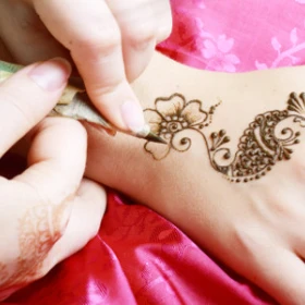 Bemalung eines Hanna-Tattos auf der Hand