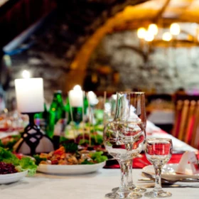 festlich geschmückte Rittertafel