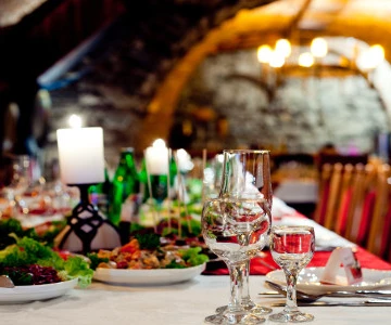 festlich geschmückte Rittertafel