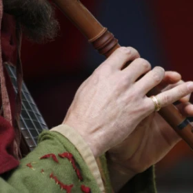 Flötenspiel in Nahaufnahme