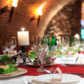 Rittersaal mit Festtafel