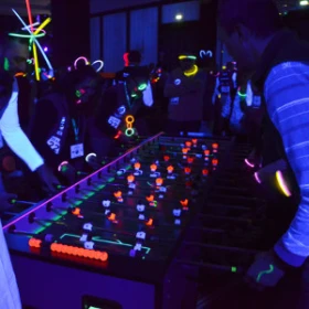 Tischkicker unter Schwarzlicht