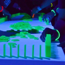 Domino-Kettenreaktion auf Tisch