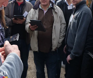 Gruppe mit Tablets in den Händen