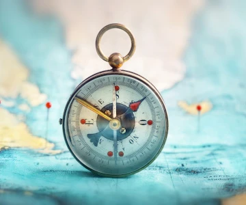 Kompass vor Weltkarte