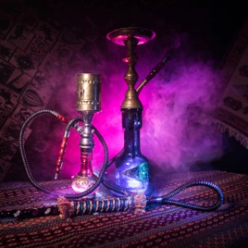 Shishas in einer lila Rauchwolke