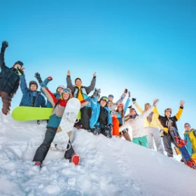 Gruppe feiert mit Snowboards