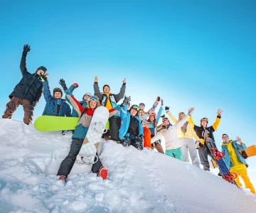 Gruppe feiert mit Snowboards