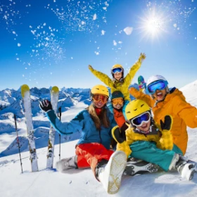 Gruppe von Snowboardern feiert auf Berggipfel