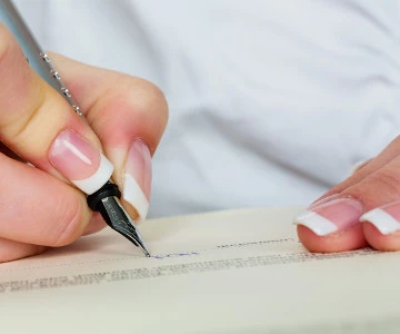 Frau schreibt mit Füllfederhalter