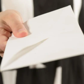 Briefumschlag in einer Hand