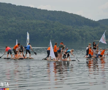 Gruppen mit dem gebauten Floß auf dem Wasser