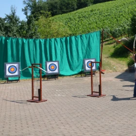 Bogenschießanlage mit Zielscheiben und grünem Fangnetz