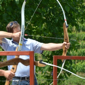 Bogenschütze beim Zielen