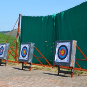 Zielscheiben vor grünem Fangnetz