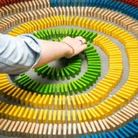 Domino-Steine bilden eine Schnecke