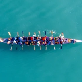 Drachenboot mit Personen von oben fotografiert