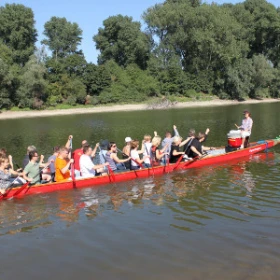 ein Drachenboot legt vom Ufer ab