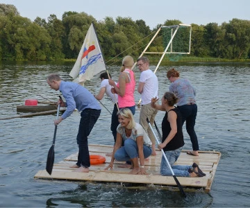 EVINTA_Floßbau_Bild01 sechs Menschen auf einem Holzfloß