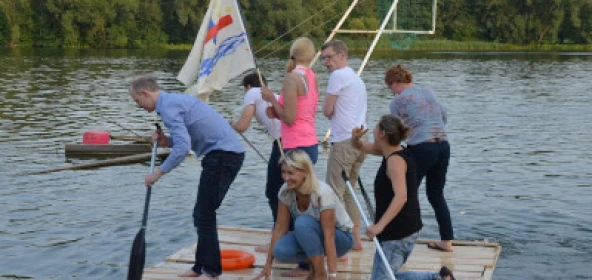 sechs Menschen auf einem Holzfloß