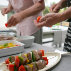 Fleischspieße werden zusammengestellt