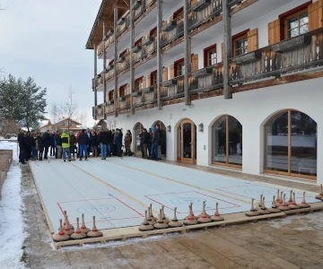 Gruppe vor einer Eisstockbahn