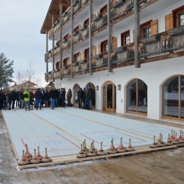 Gruppe vor einer Eisstockbahn