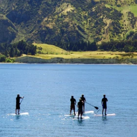 Gruppe Stehpaddler von weitem