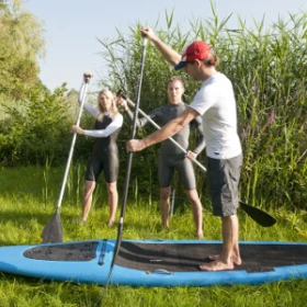 der Umgang mit den Paddeln wird erklärt