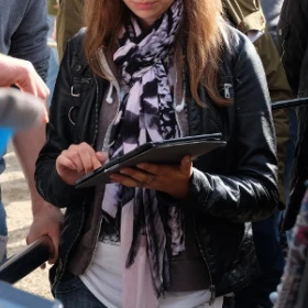 Person hält Tablet in der Hand