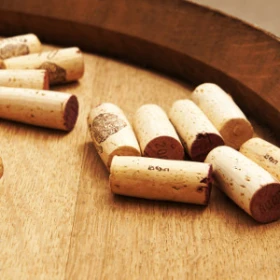 Korken auf einem Weinfass