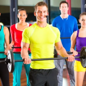 Gruppe trainiert mit Gewichten