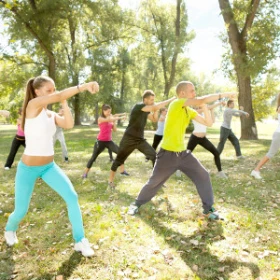 Gruppe im Park macht Tai Chi