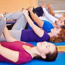 Gruppe liegend auf Yogamatten