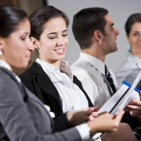 Gruppe betrachtet Unterlagen