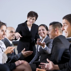 Gruppe beim Diskutieren