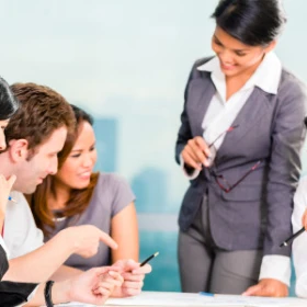 Seminarleiterin redet mit Gästen